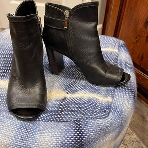 🏷️ECU Essex Lane carol peep toe | black leather | wood heel | size 8.5